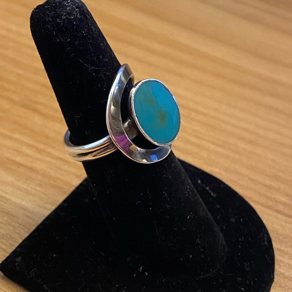Beautiful turquoise colored 925 Sterling silver bypass ring